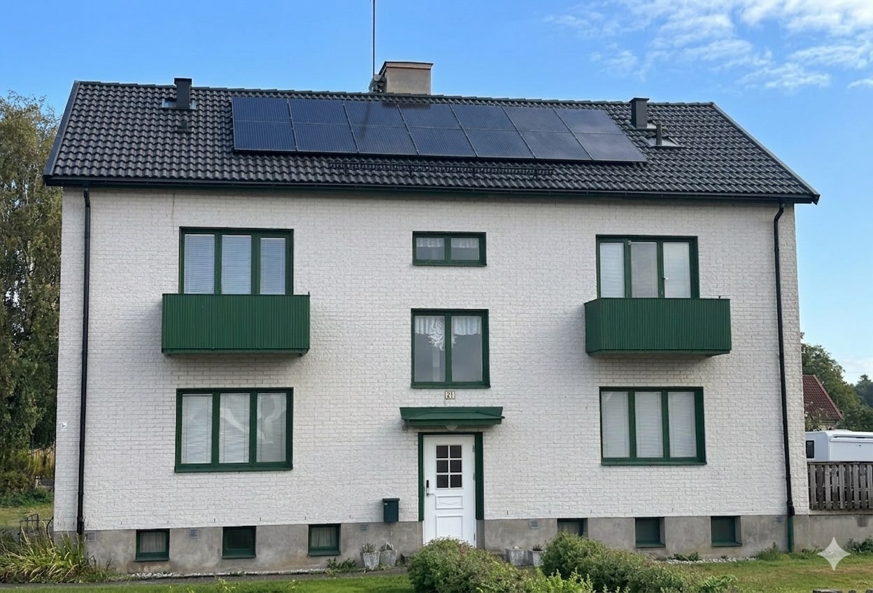 Södra Esplanaden 21 framifrån, med solceller på taket och gröna fönster