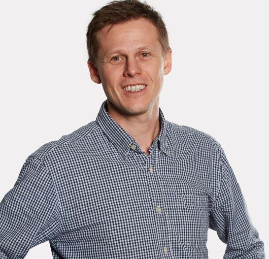 Porträtt av Tobias, som driver SvaboHus