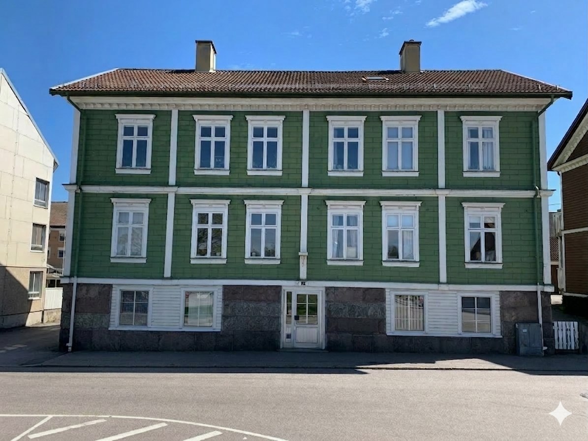 Knutsgatan 7 i Älmhult, grön fasad med vit listverk och gemensam entré