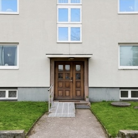 Entrédörr och ramp vid Fogdegatan 22 i Ljungby