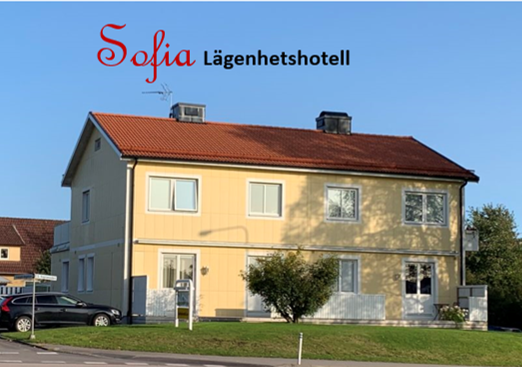 Sofia Lägenhetshotell i Älmhult, utsida med logga
